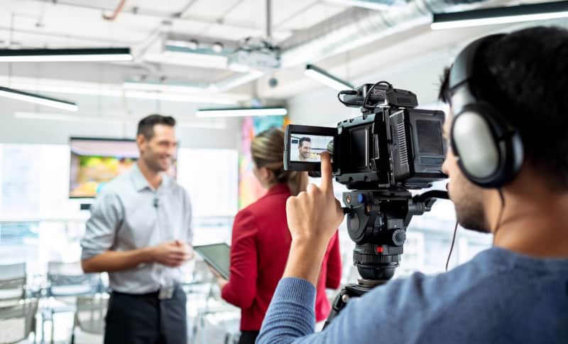 Interview vor einer Kamera