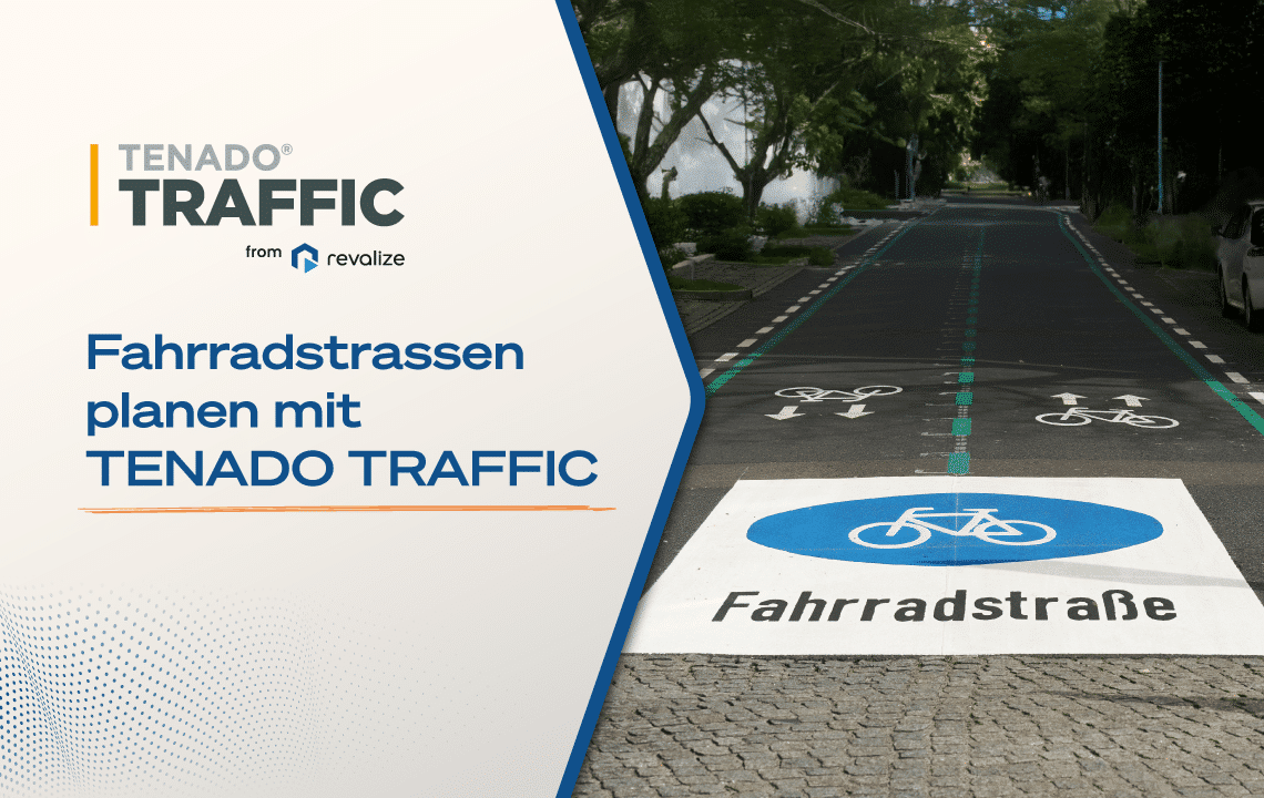 Eine Stadtstraße mit Radwegmarkierungen und einem großen Fahrradstraßen-Schild, daneben eine TENADO TRAFFIC-Werbung auf Deutsch über die Planung von Fahrradstraßen.