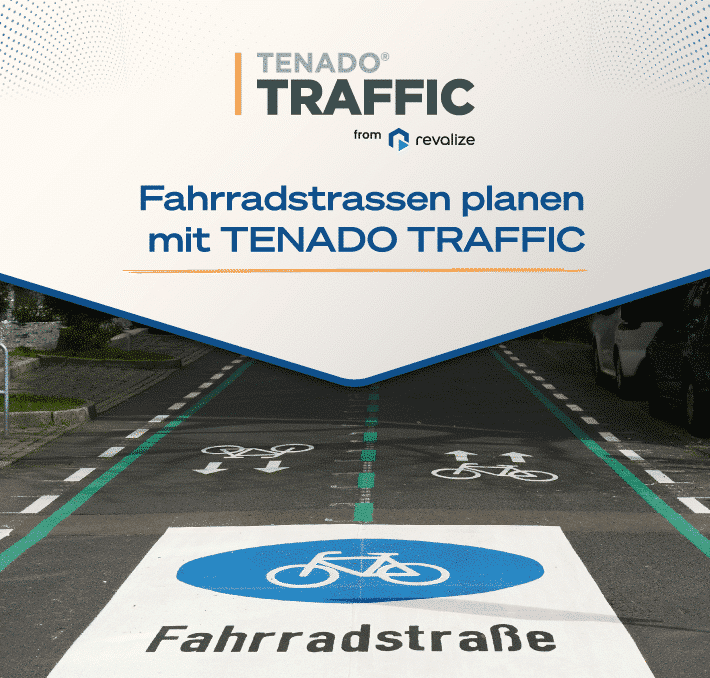 Eine Straße in der Stadt mit Radwegmarkierungen und dem Wort Fahrradstraße auf der Straße; oben ist ein Werbetext für TENADO TRAFFIC zu sehen.